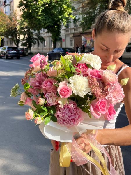 КОМПОЗИЦИЯ сезонных цветов в розовом оттенке