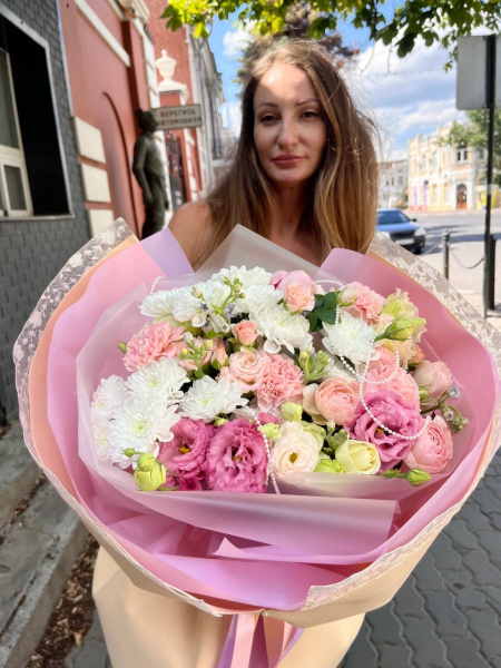 Авторский букет с кружевом и бусинами