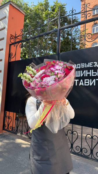 Яркий авторский букет с маттиолой