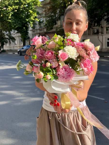 КОМПОЗИЦИЯ сезонных цветов в розовом оттенке