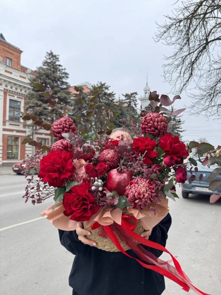 Красная корзина с гранатом