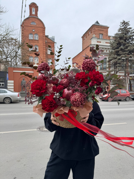 Красная корзина с гранатом
